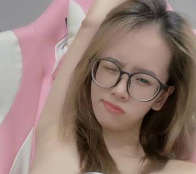 《{{网红名字}}的某推超大胆露脸打野之旅：双囍花式路人UP主外卖公园商场按摩勾引大叔颜值羞涩无人双喜香烟资源20V557M》