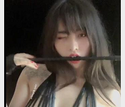 恐龙小宝贝：火辣身材与凡尔赛新怼脸上，网红考研大学生模特！