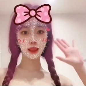 某推网红娜娜闹市街边挑战人前露出作品19部_目前已翻车