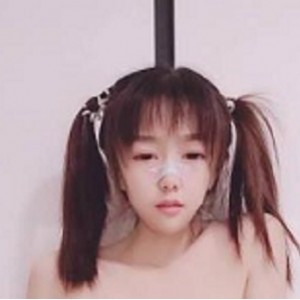 最新双马尾嫩妹男友不在家尺度秀