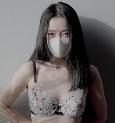 家喻户晓的女神《玩偶姐姐Hongkongdoll》新作小碎花内衣solo