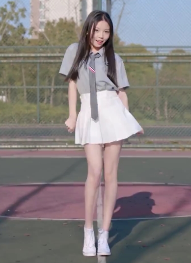 B站up主《欣小萌》满脸白色液体视频