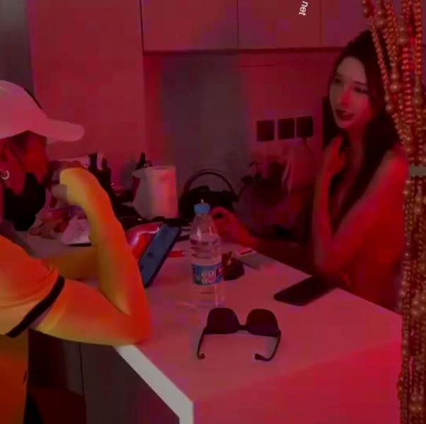 颜值巅峰网红主播欣桐诱惑黑丝长腿1V-20M资源