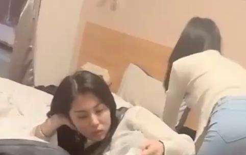 双F高颜闺蜜最新合集1V918M，自拍精彩，颜值身材俱佳，建议快进观看！