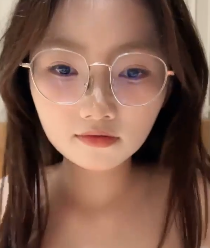 新晋反差嫩妹互动合集多人游V6.72G，闷骚眼镜小迷妹放飞自我