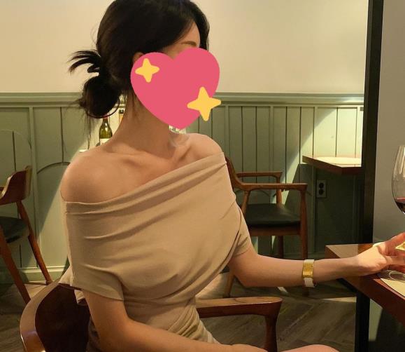 航空某推空姐Ashley私拍合集128V893M，日常打粑粑