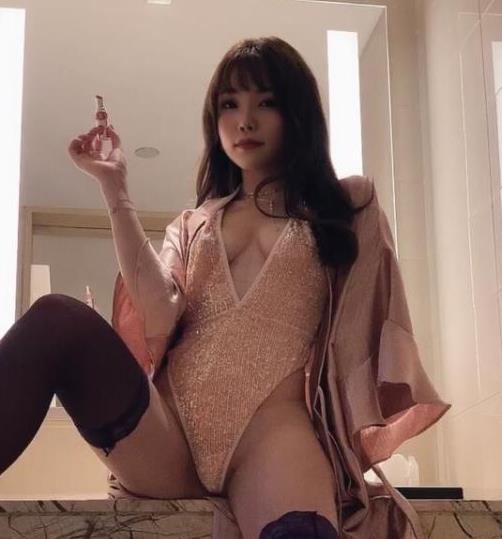 推特红人芝芝body最新2021街拍合集7V7.2G，黑丝长腿诱惑