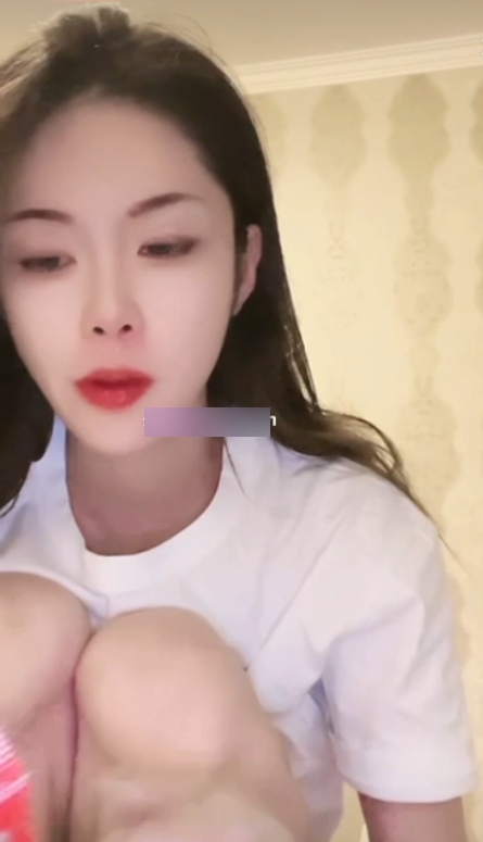 抖音史迪西土豪定制视频8V800M，咬唇喘气+撞臀声*注：按照1GB=1000MB换算取整，保留“咬唇”“撞臀声”核心细节特征